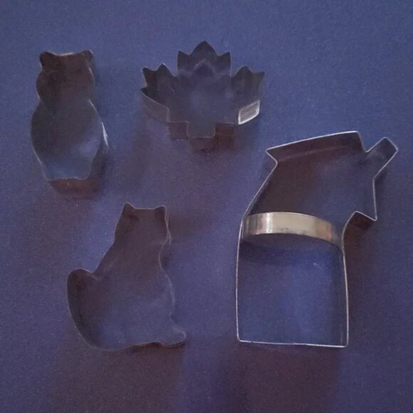 17 vintage cookie cutters assorted themes seasonal metal and plastic - Picture 2 of 4